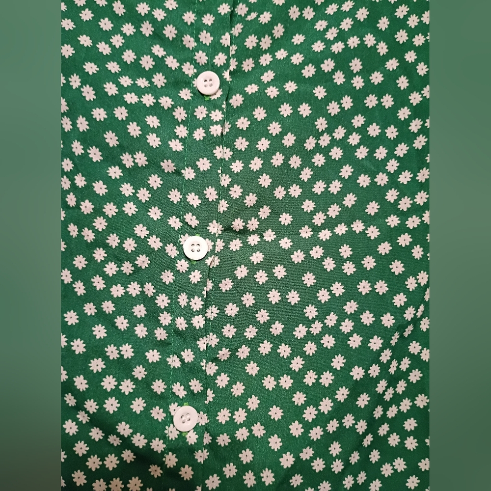 Green Top With White Little Flowers. No Tag. Size Says 4x Runs Small. - Picture 5 of 9